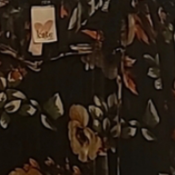 Black Floral blouse with lace at the top of the blouse at the top of  Blouse. - Picture 4 of 7